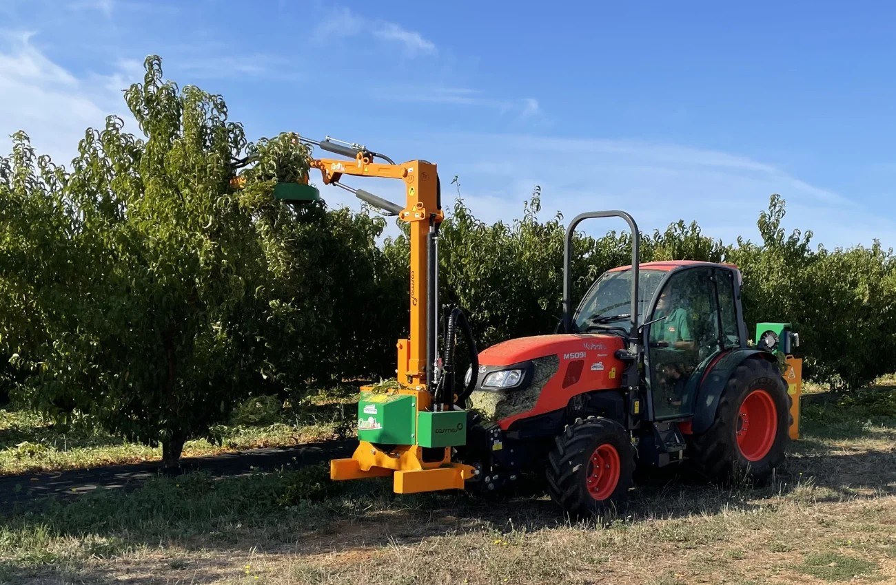 Przycinarka Coup'Eco Cosmos na ciągniku Kubota w sadzie