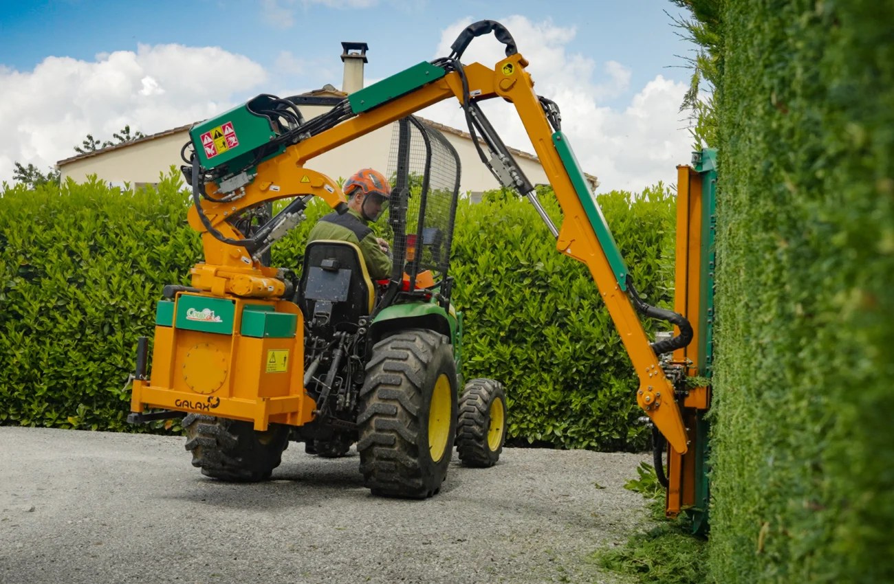 Przycinarka do żywopłotów Coup'Eco Galax H40 na traktorku ogrodowym