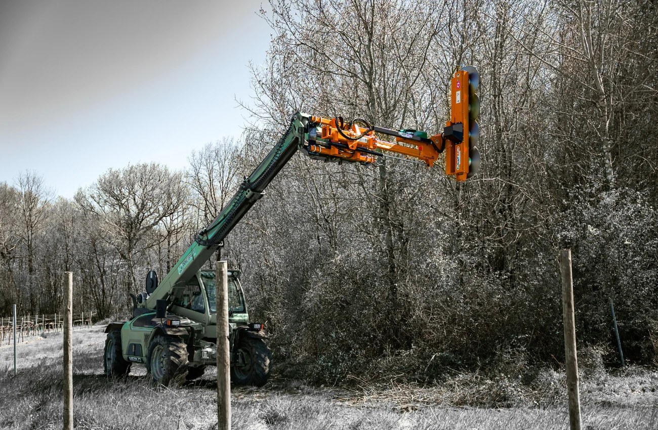 Meteor T90C na teleskopie Coup'Eco Meteor T90C na ładowarce teleskopowej przy cięciu zadrzewień