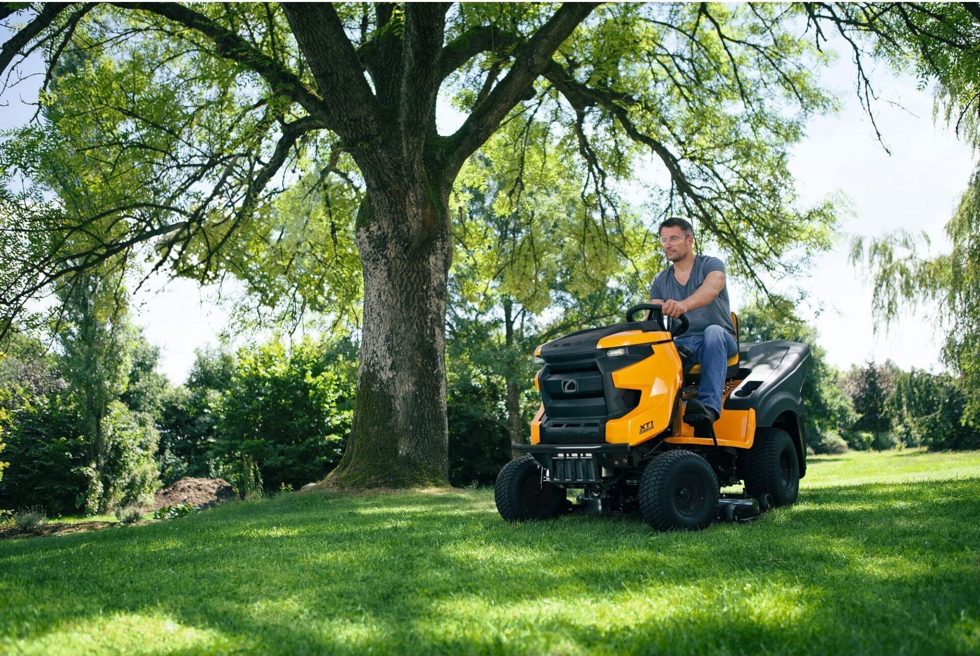 XT1 w ogrodzie Koszenie trawnika traktorem Cub Cadet XT1
