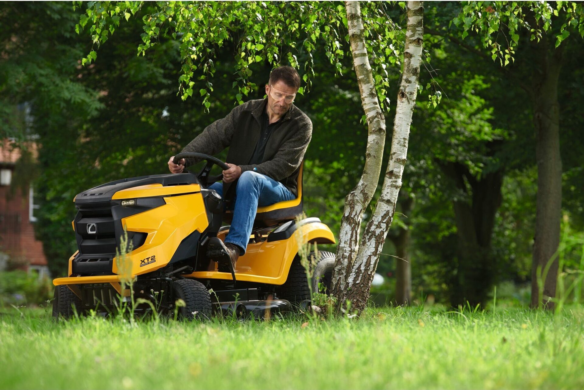 XT2 w pracy Traktor ogrodowy Cub Cadet XT2 podczas koszenia