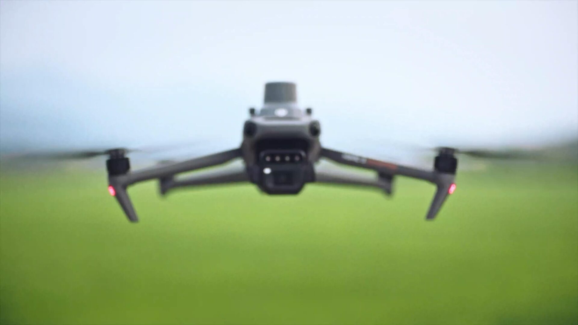 Dron DJI Mavic 3 Multispectral w locie nad polem