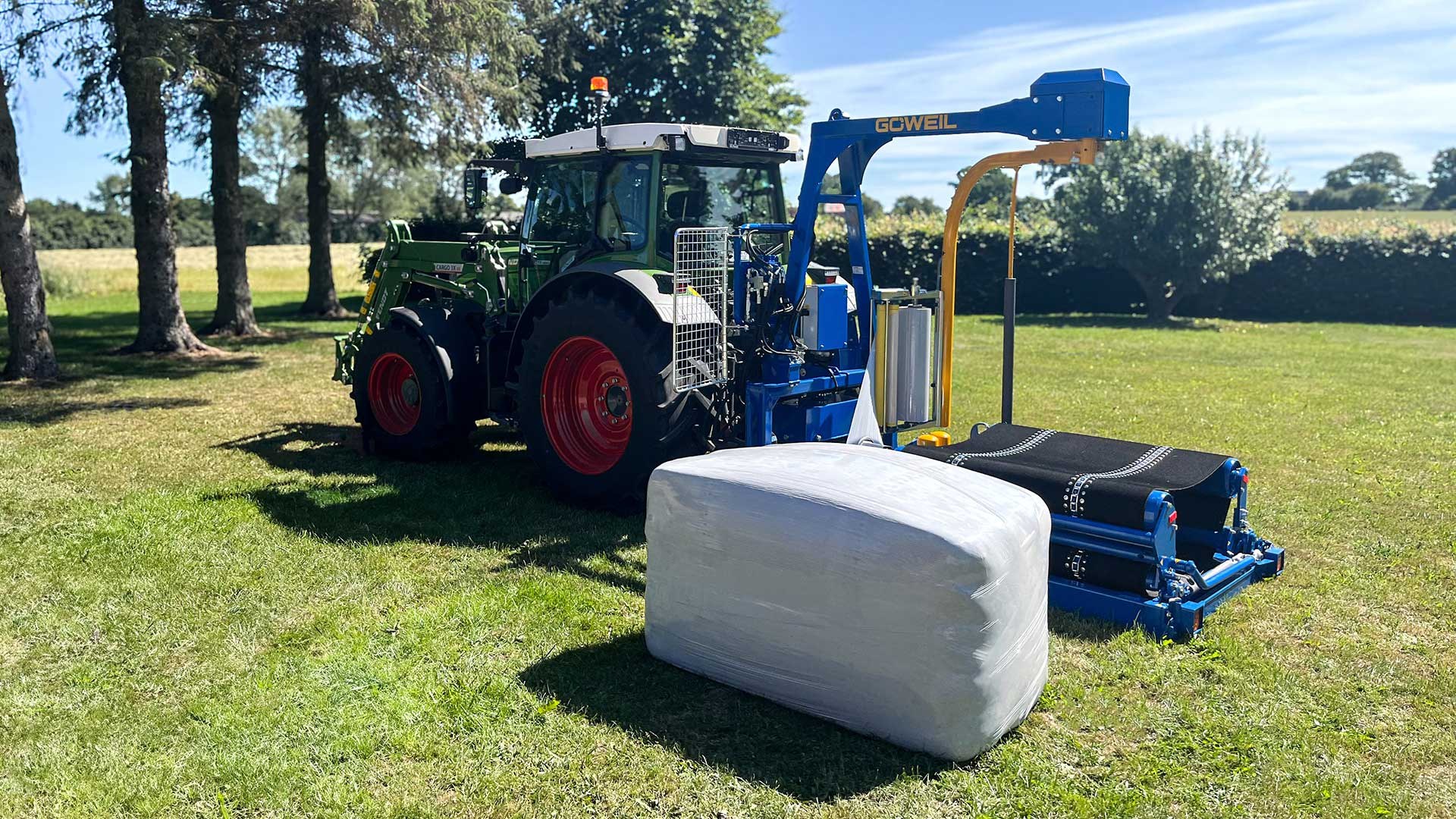 GÖWEIL G3010 Q Owijarka GÖWEIL G3010 Q na TUZ ciągnika z owiniętą belą prostopadłościenną