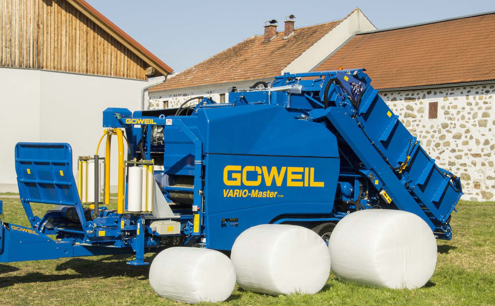 Prasoowijarka GÖWEIL VARIO-Master V140 z owiniętymi belami kiszonki przy gospodarstwie