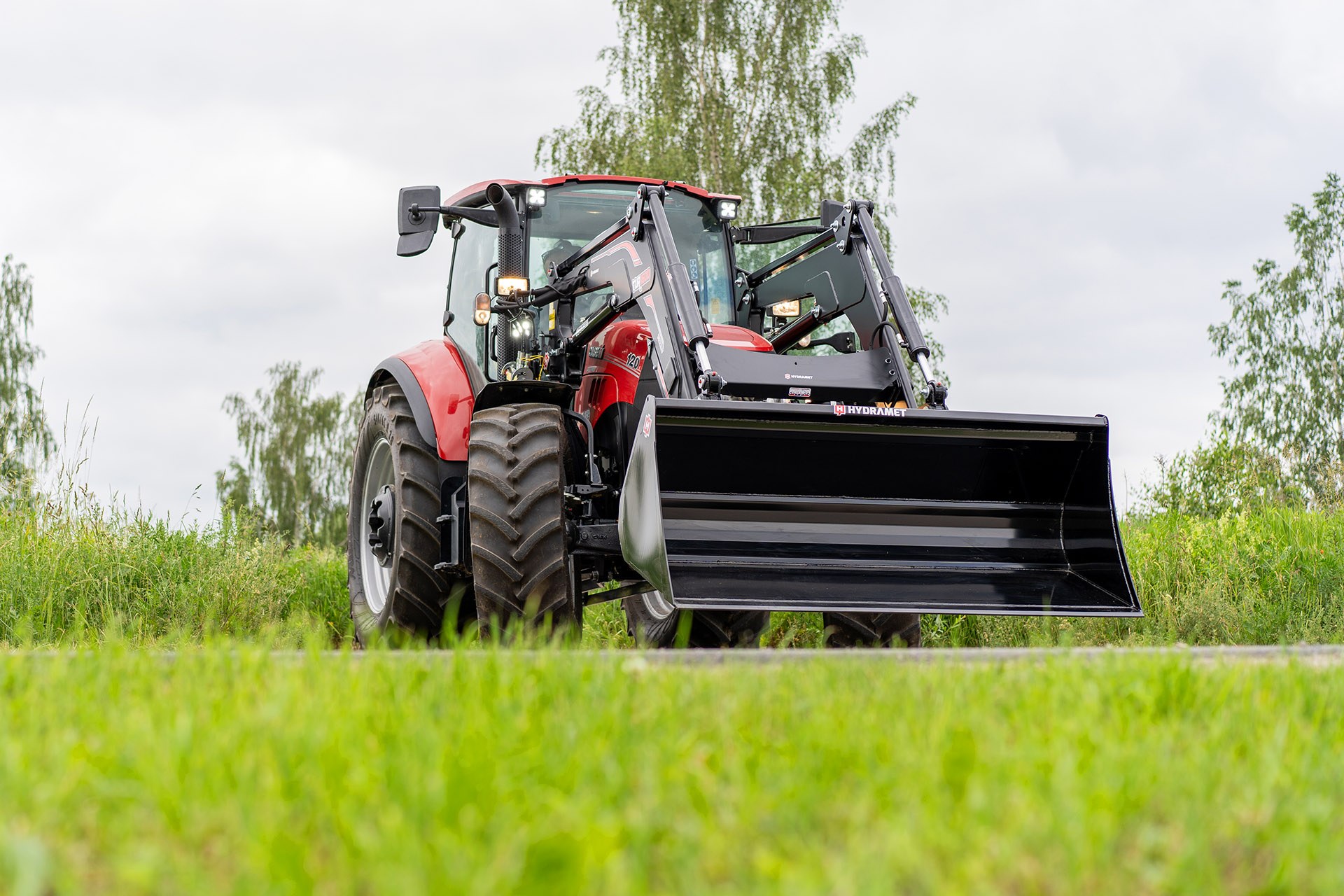 Ładowacz czołowy HYDRAMET Tur 1600 z łyżką na ciągniku