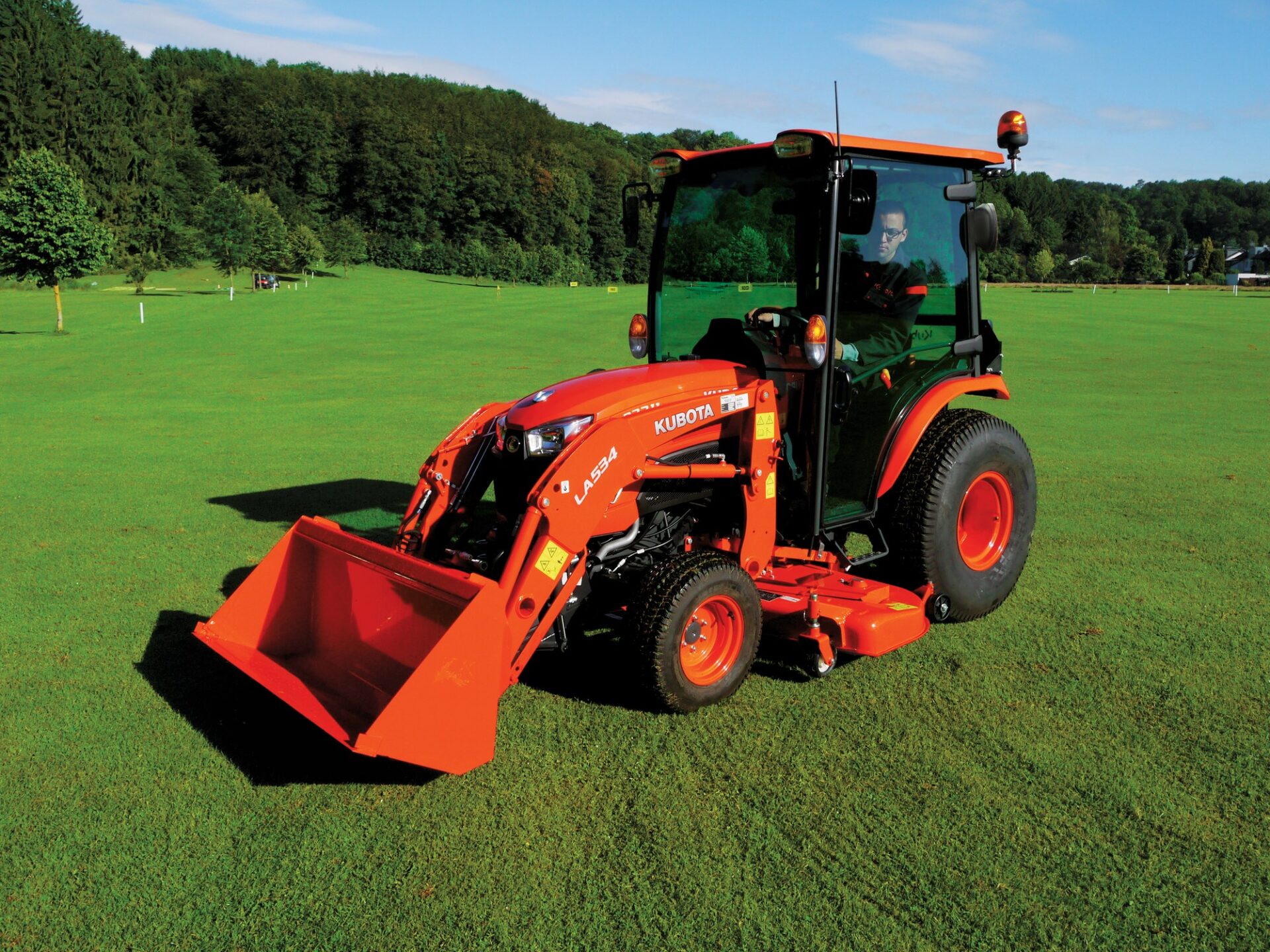 Kubota B2 – ciągnik kompaktowy z kabiną, ładowaczem i kosiarką międzyosiową na trawniku