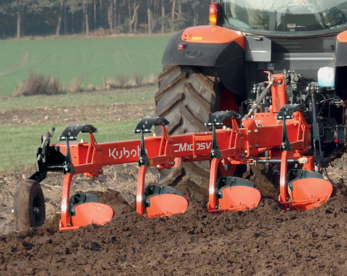 Kubota CM1005V Konwencjonalny pług zawieszany Kubota CM1005V z kołem podporowym na ciągniku Kubota