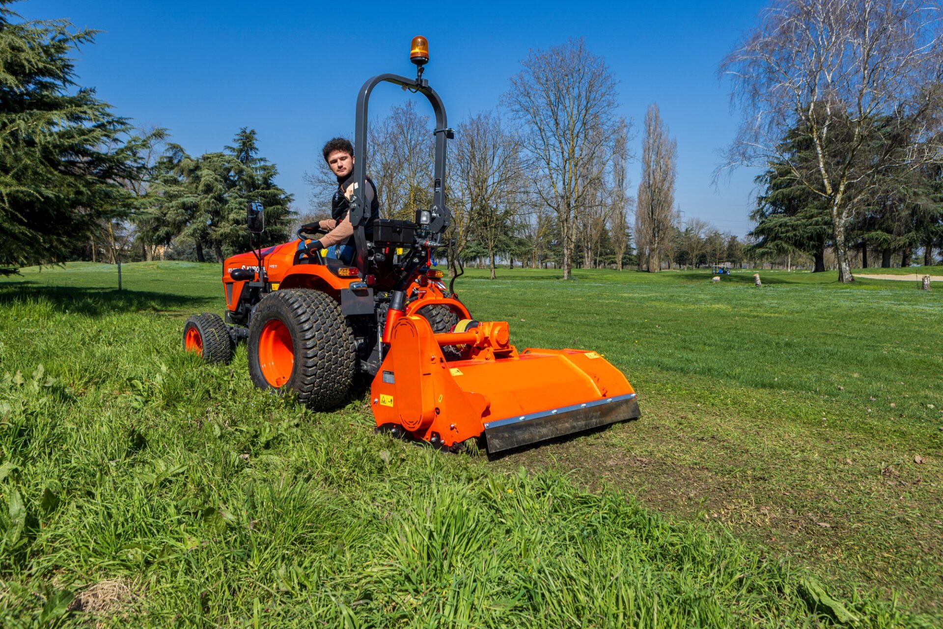 Kubota EK1 – ciągnik kompaktowy EK1-261 z kosiarką bijakową podczas koszenia trawy