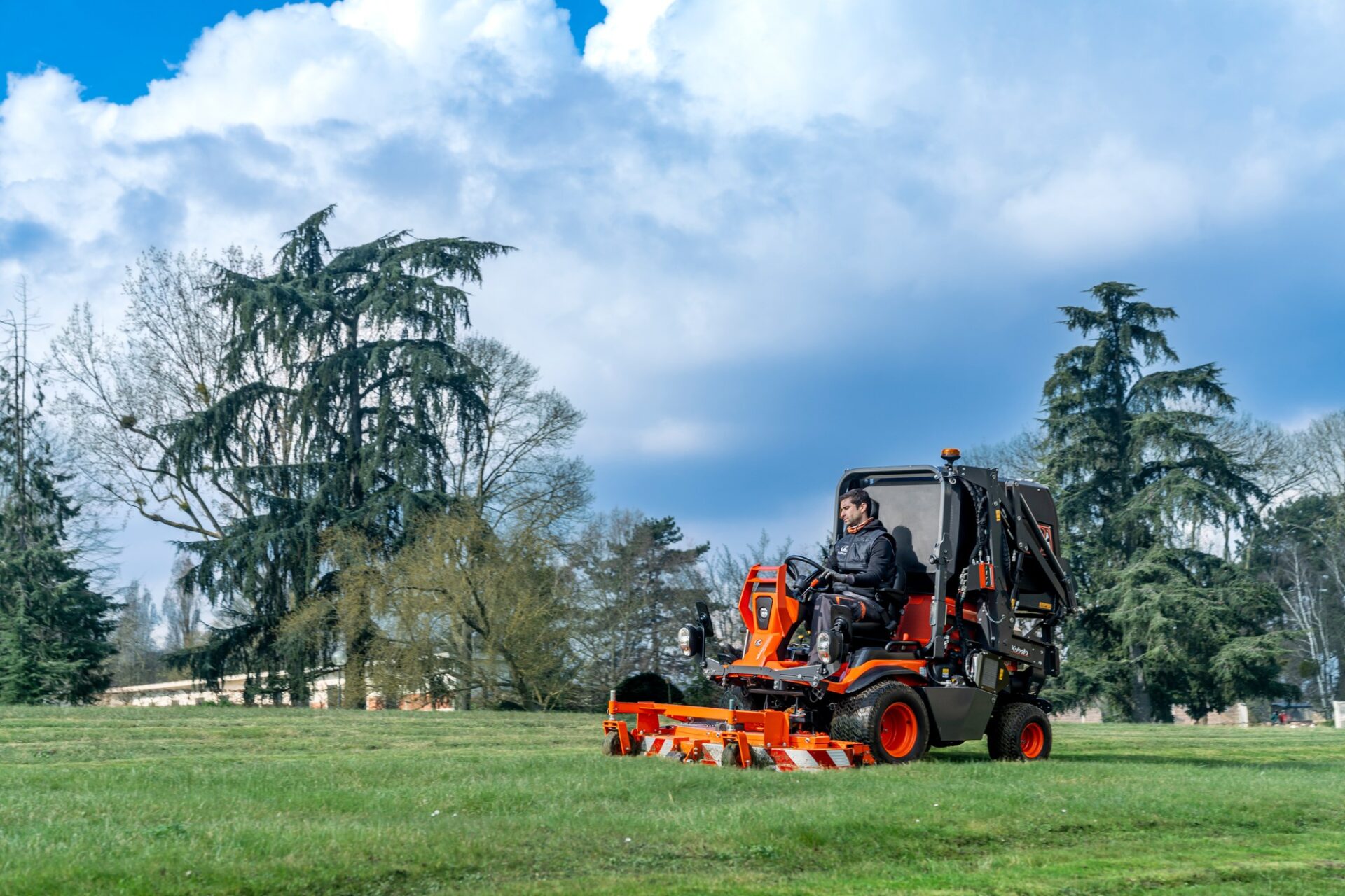 Kubota F391 z koszem na trawę Kosiarka czołowa Kubota F391 z koszem na trawę na dużym trawniku