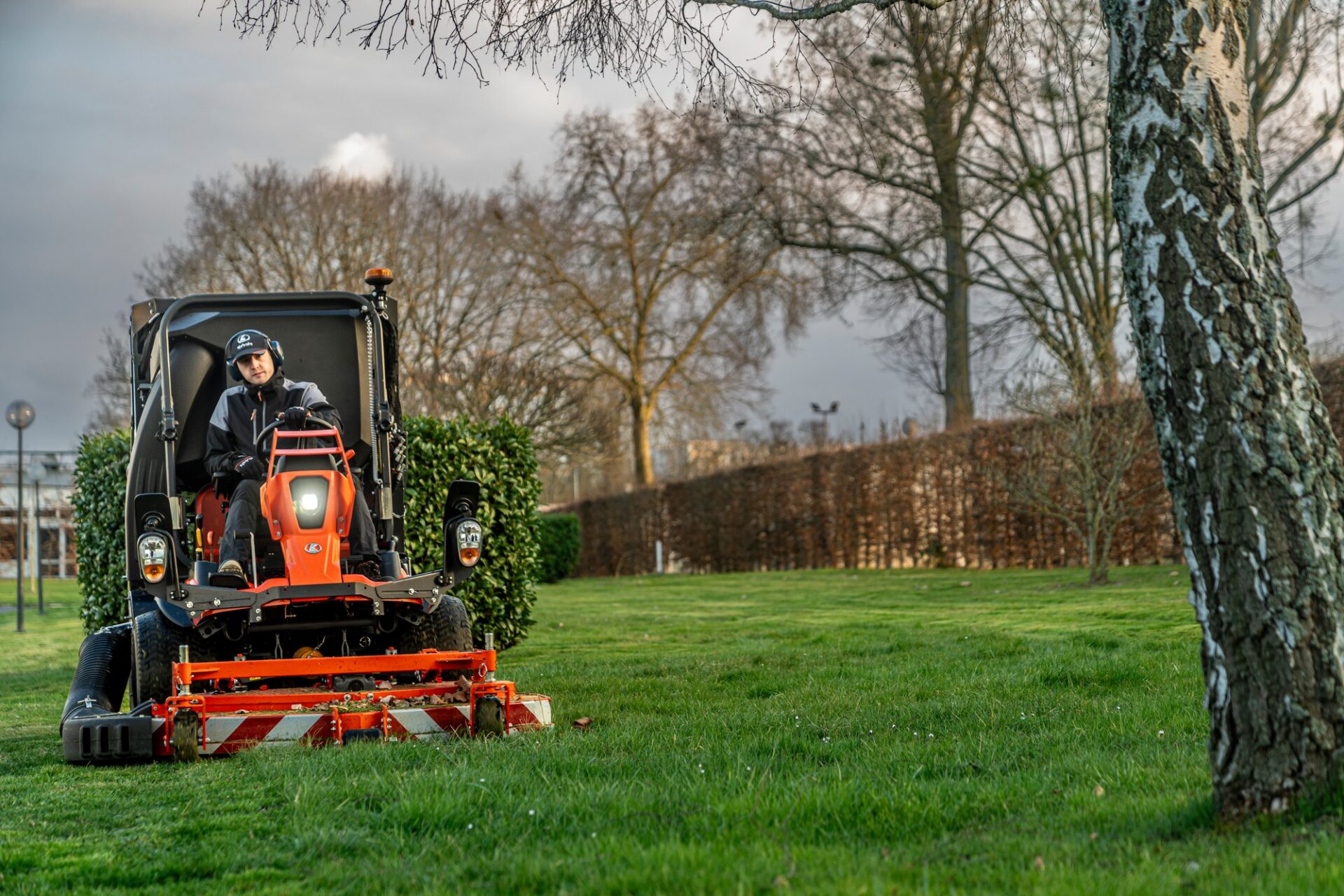Kubota F391 – kosiarka czołowa w pracy Kubota F-251 i F391 – kosiarka czołowa F391 podczas koszenia trawnika w parku