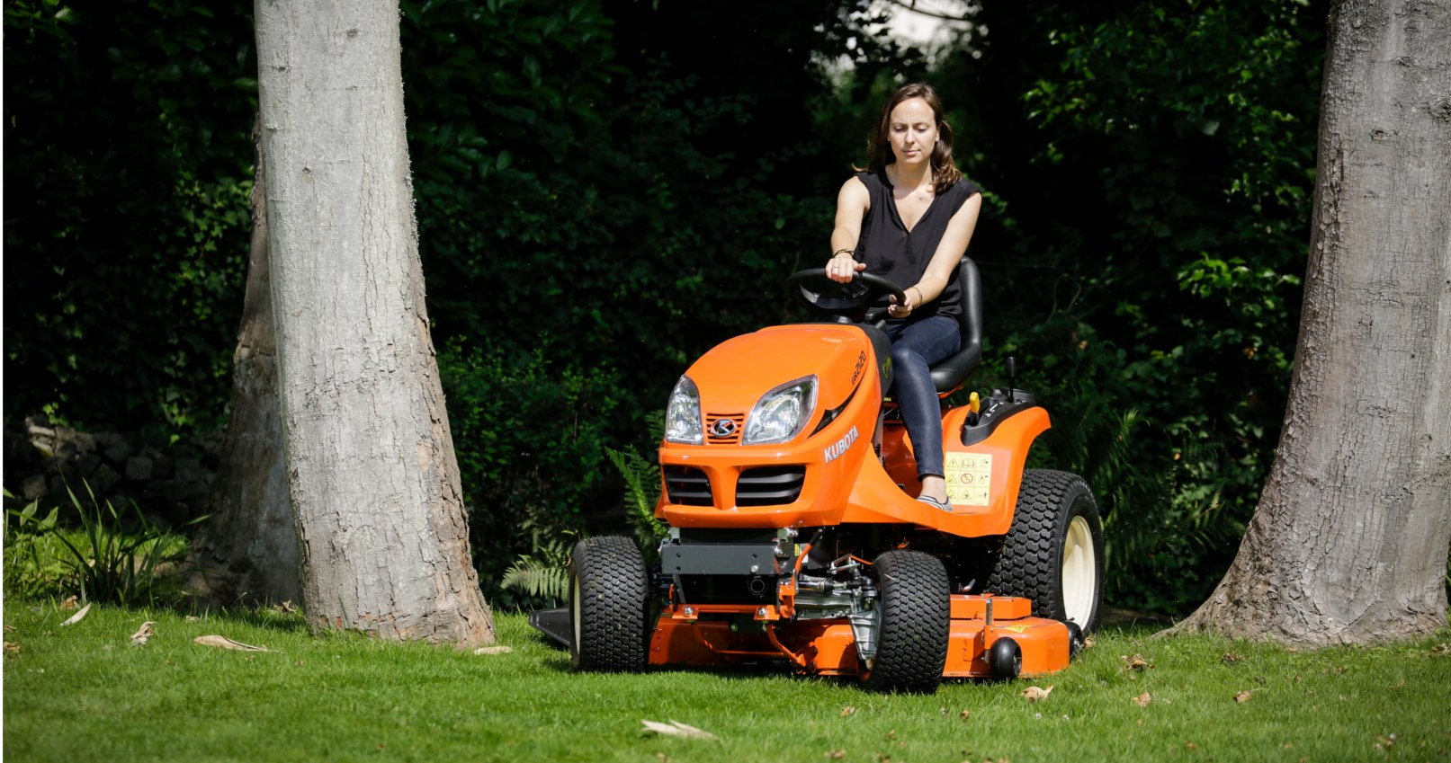 Kubota GR – kosiarka samojezdna z koszem podczas koszenia trawnika w parku