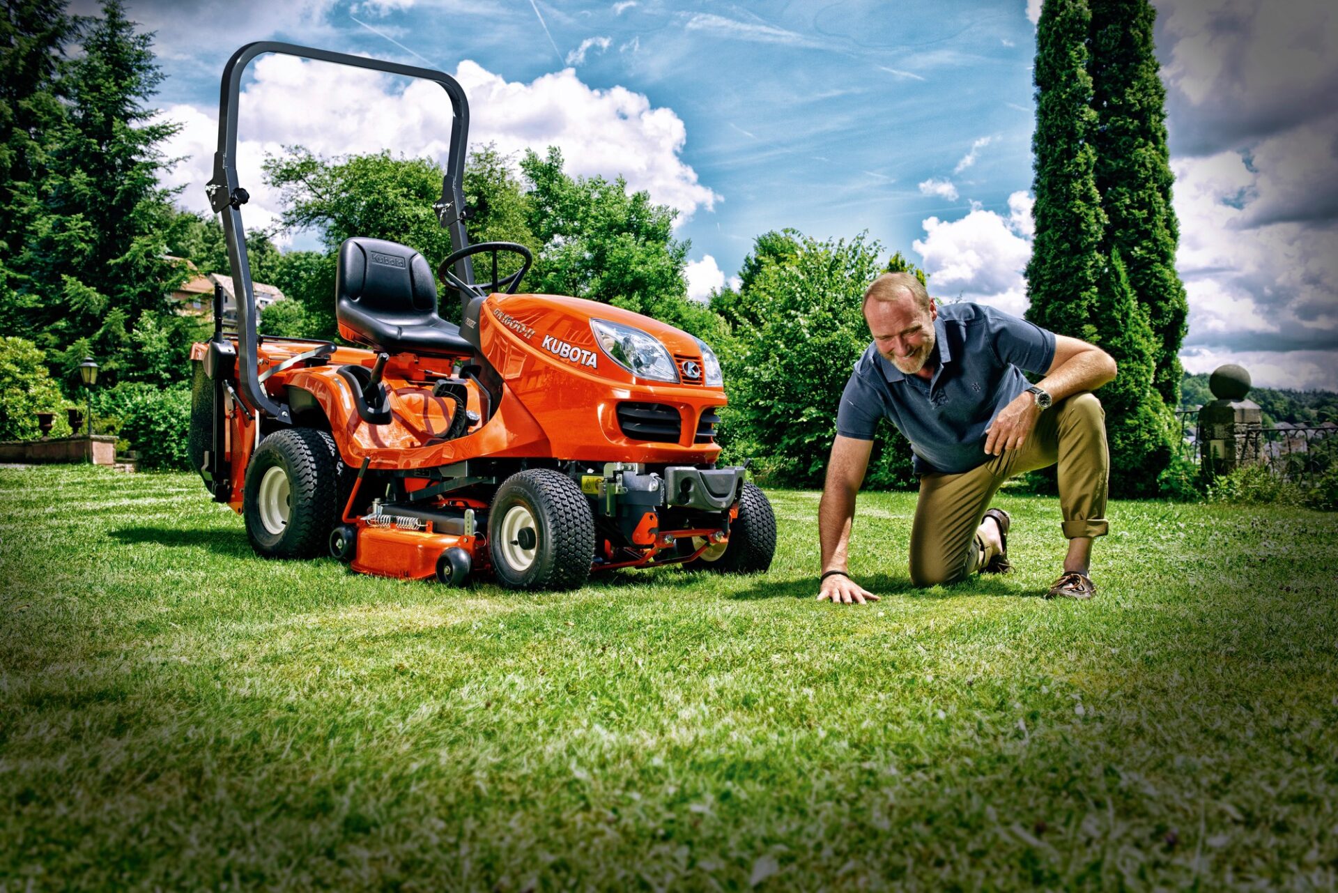 Kubota GR w ogrodzie Kosiarka Kubota GR w ogrodzie, kontrola agregatu koszącego