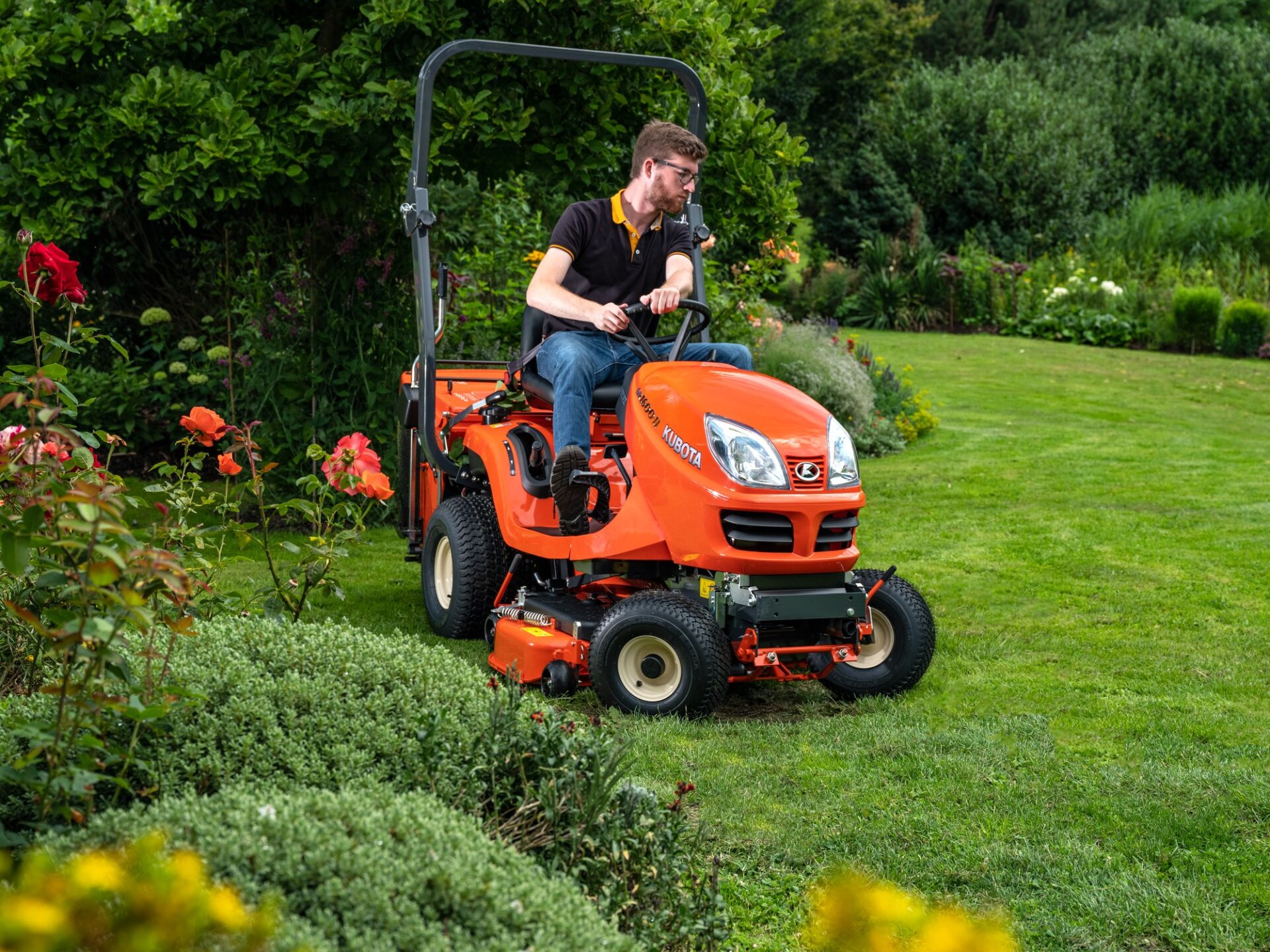 Kubota GR – widok z przodu Kosiarka Kubota GR podczas koszenia trawnika przy rabacie, widok z przodu