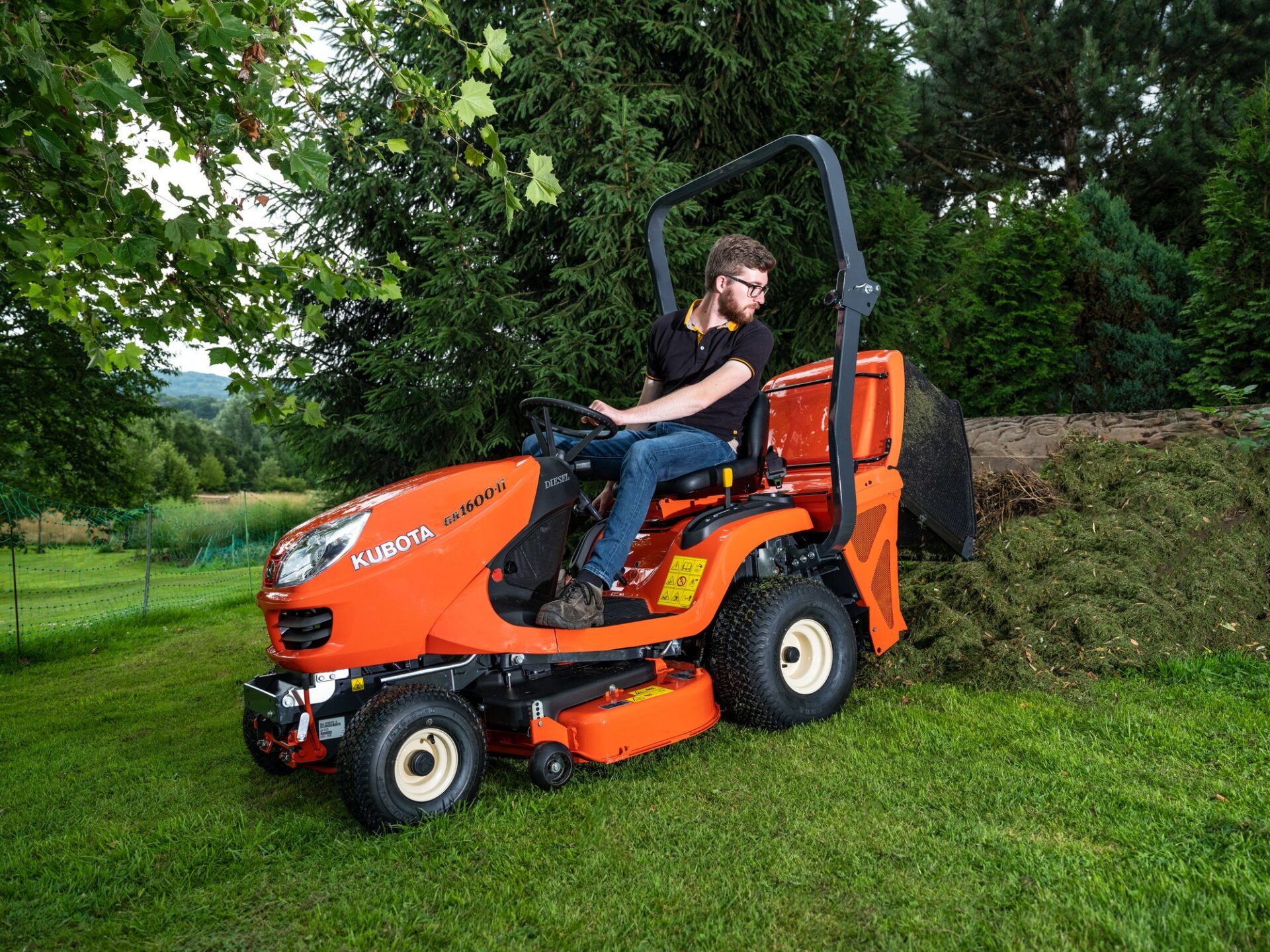 Kubota GR z koszem Kubota GR z koszem na trawę, widok z boku