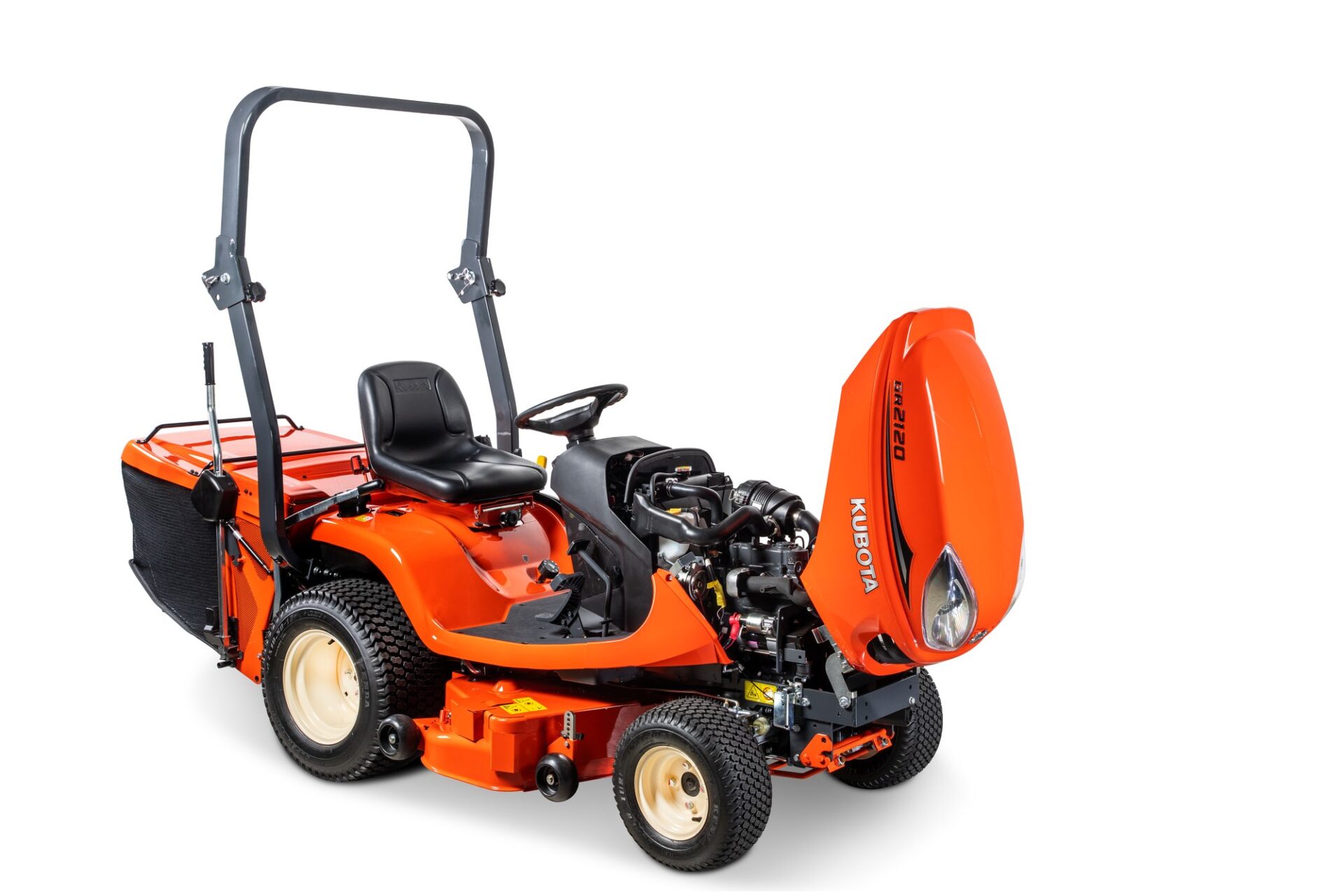 Kubota GR2120 Kubota GR2120 z otwartą maską i koszem, widok z boku