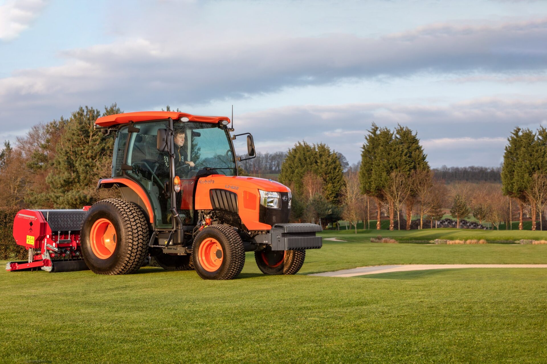 Kubota L2 – ciągnik kompaktowy L2-622 z kabiną na terenie zielonym