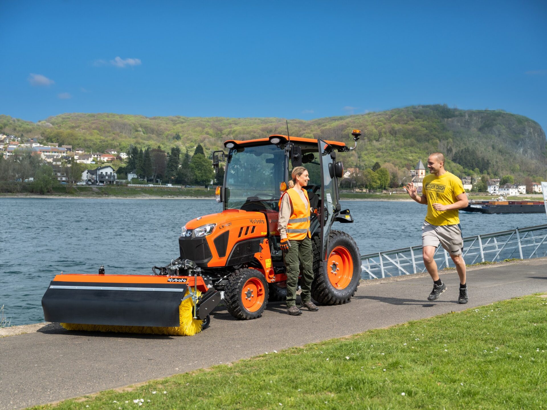 Kubota LX z zamiatarką Ciągnik Kubota LX z przednią zamiatarką na promenadzie