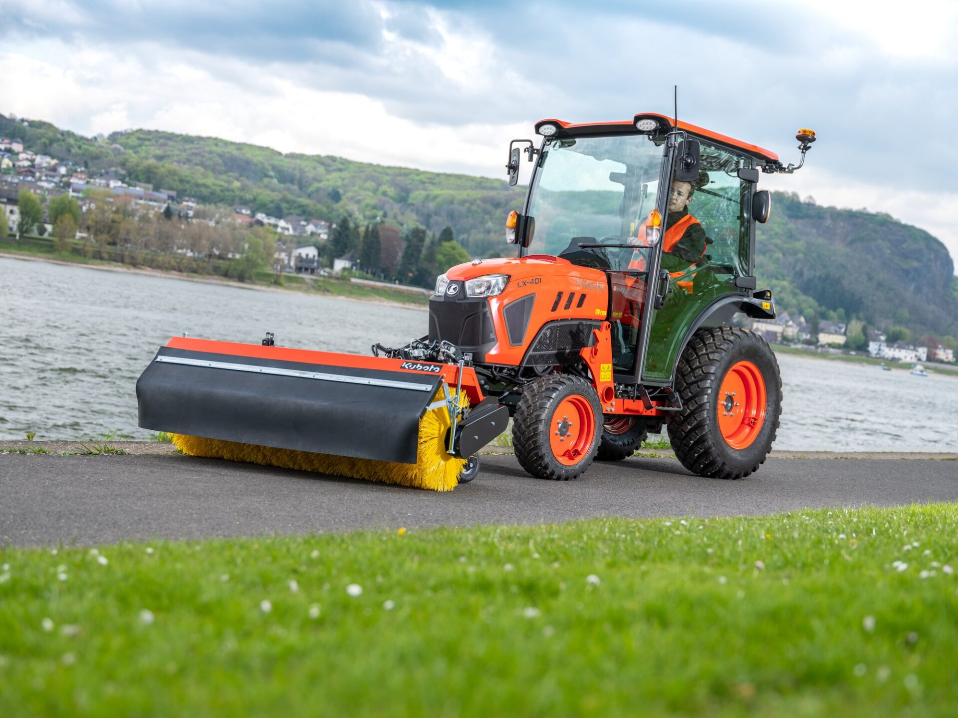 Kubota LX z kabiną Kubota LX z kabiną i zamiatarką czołową