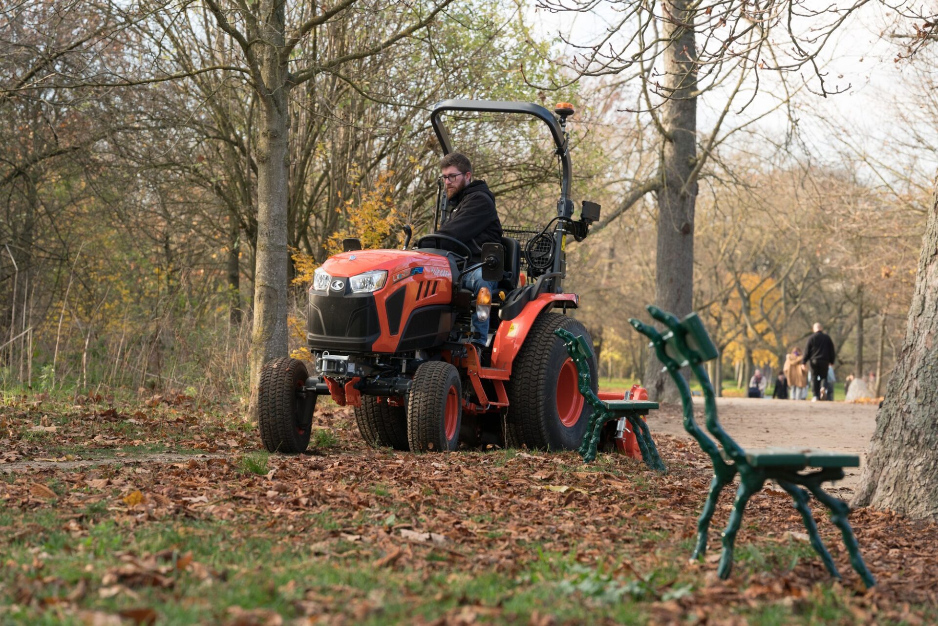 Kubota LXe-261 w parku Elektryczny ciągnik kompaktowy Kubota LXe-261 w parku
