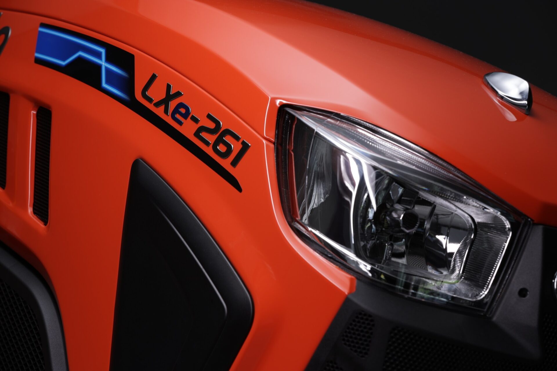 Kubota LXe-261 – maska Maska elektrycznego ciągnika Kubota LXe-261
