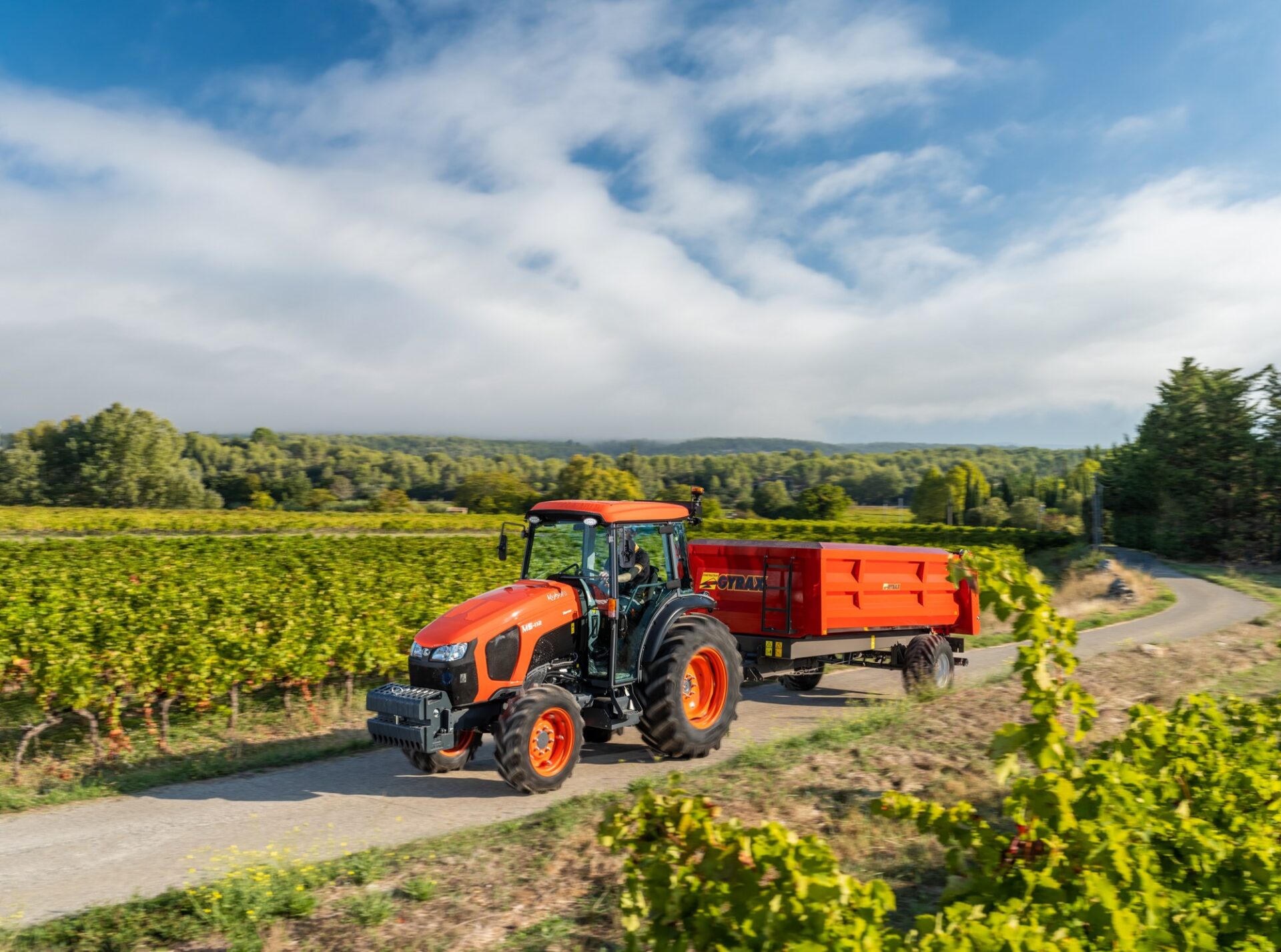 Kubota M5002 Narrow – ciągnik sadowniczy z przyczepą w winnicy