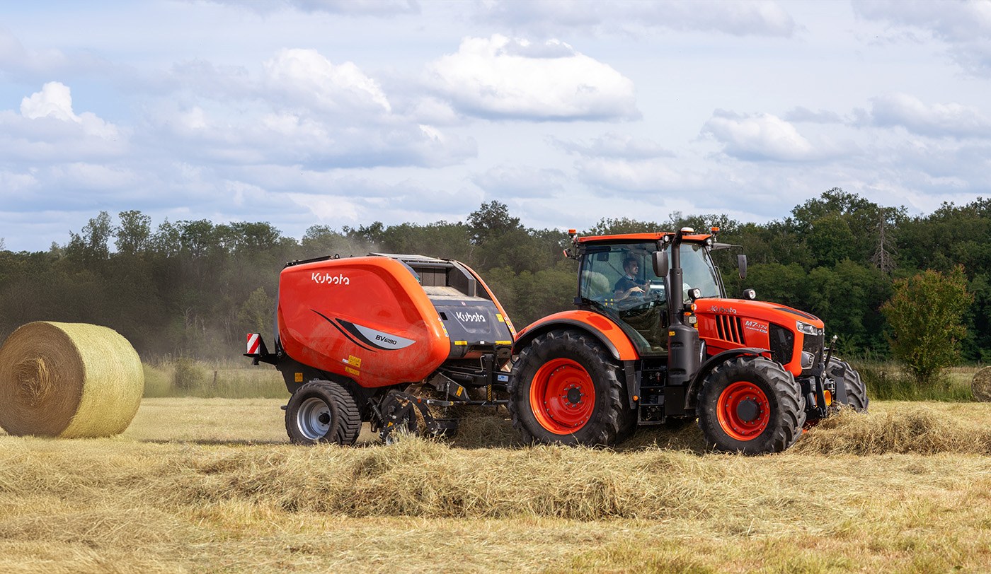 Kubota M7004 – ciągnik M7-174 KVT z prasą zwijającą Kubota podczas zbioru siana