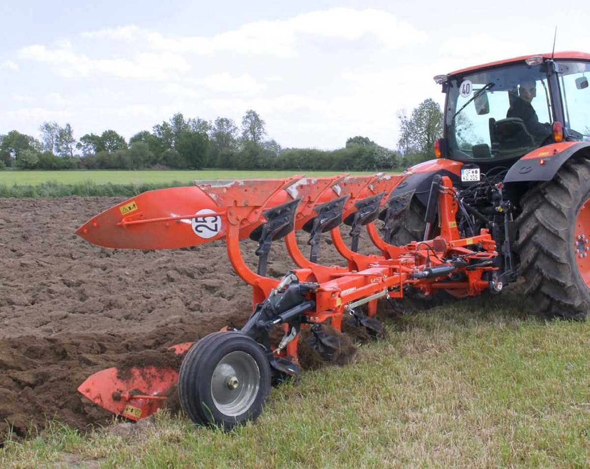 RM2000V / RM2005V Pług obracalny Kubota z serii RM2000V/RM2005V z systemem Variomat na ciągniku Kubota