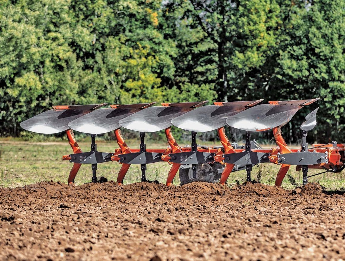 Pług obracalny Kubota RM4005V z pięcioma korpusami podczas orki ścierniska
