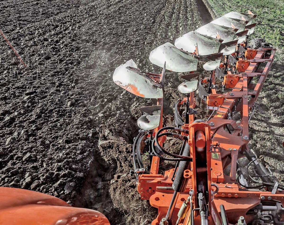 Kubota RM6005V Pług obracalny Kubota RM6005V w pracy, widok na korpusy i przedpłużki