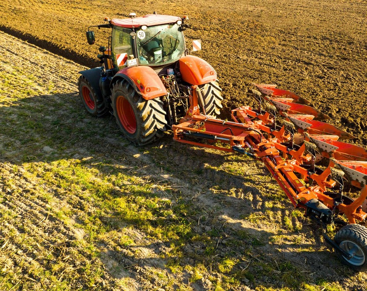 Kubota RM6105V Ciągnik Kubota z pługiem RM6105V do orki w bruździe lub poza bruzdą, widok z góry