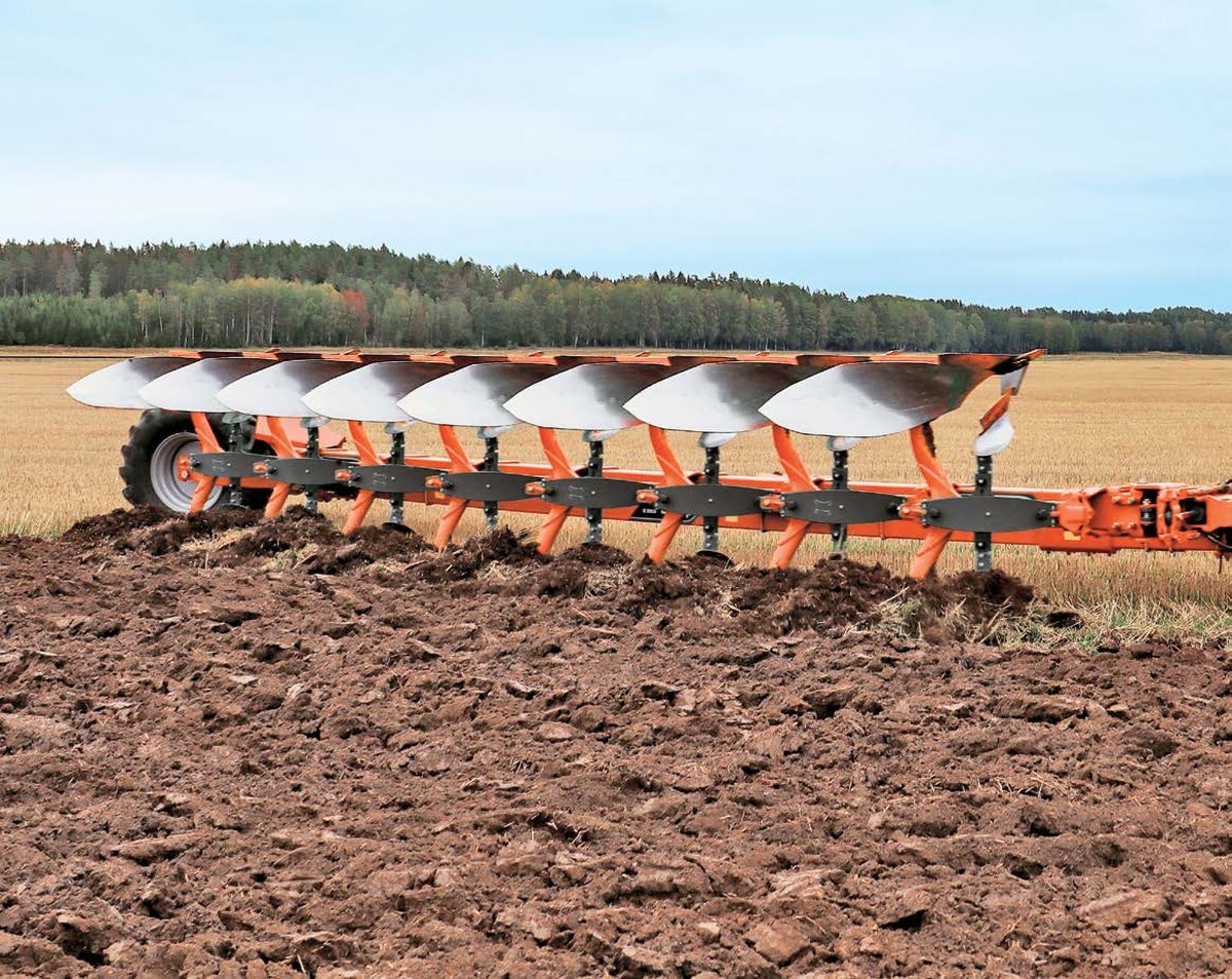 Kubota RS7005V Półzawieszany pług obracalny Kubota RS7005V z ośmioma korpusami i kołem tylnym