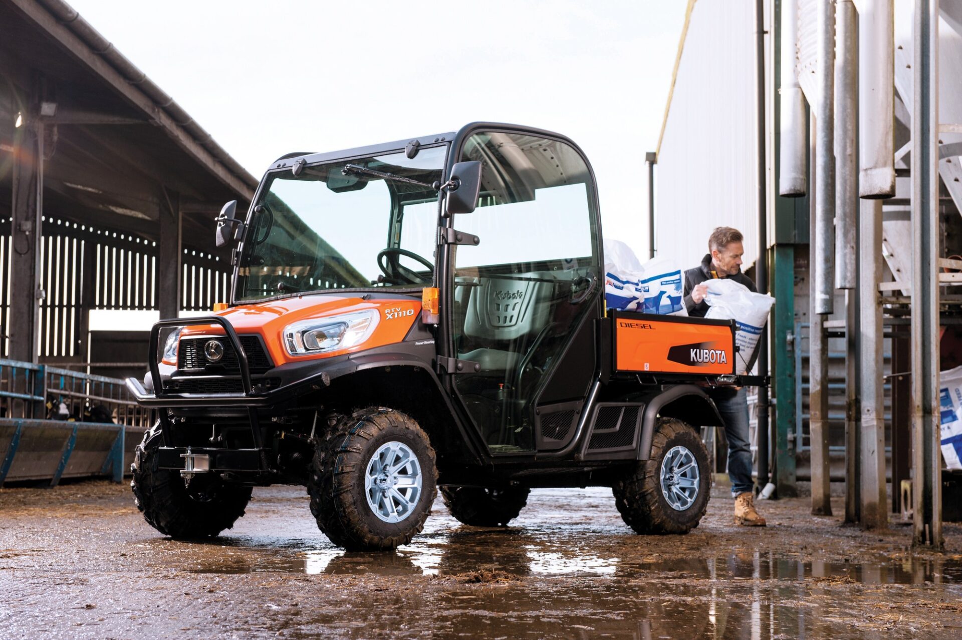 Kubota RTV X-1110 – pojazd użytkowy z kabiną przy budynku gospodarczym
