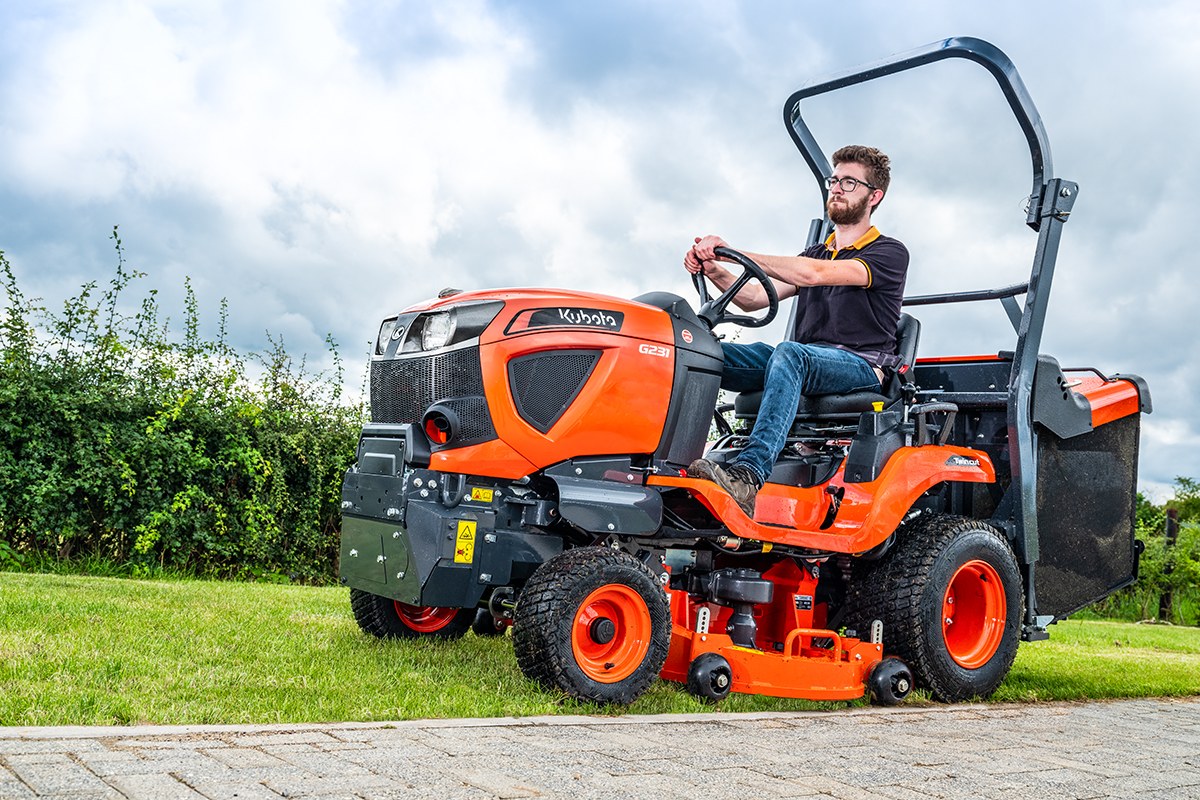 Kubota seria G – kosiarka samojezdna z koszem podczas koszenia trawnika
