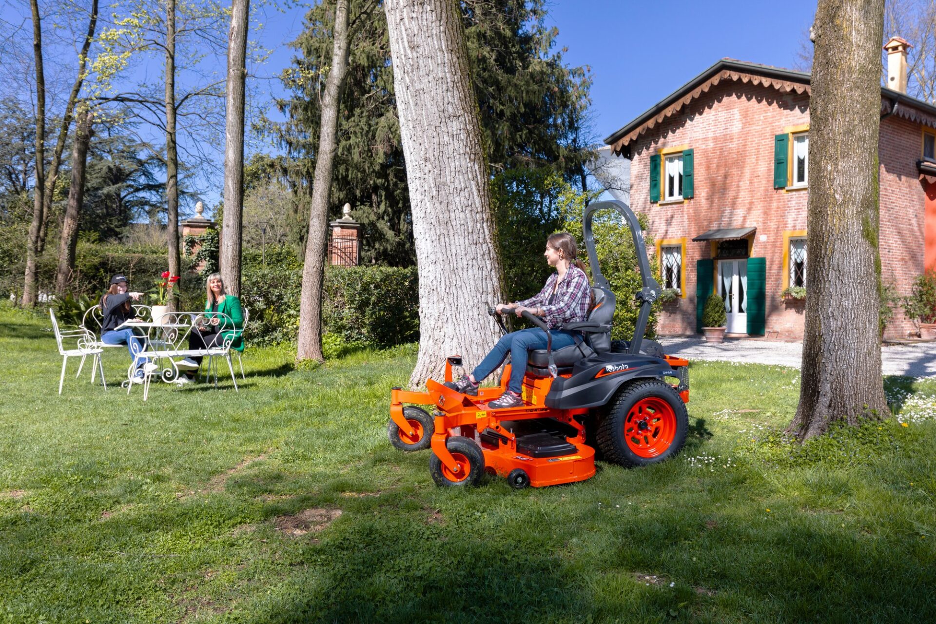 Kubota Z1, Z2, Z4 i Ze – kosiarka zero-turn Z4-541 podczas koszenia trawnika przy domu