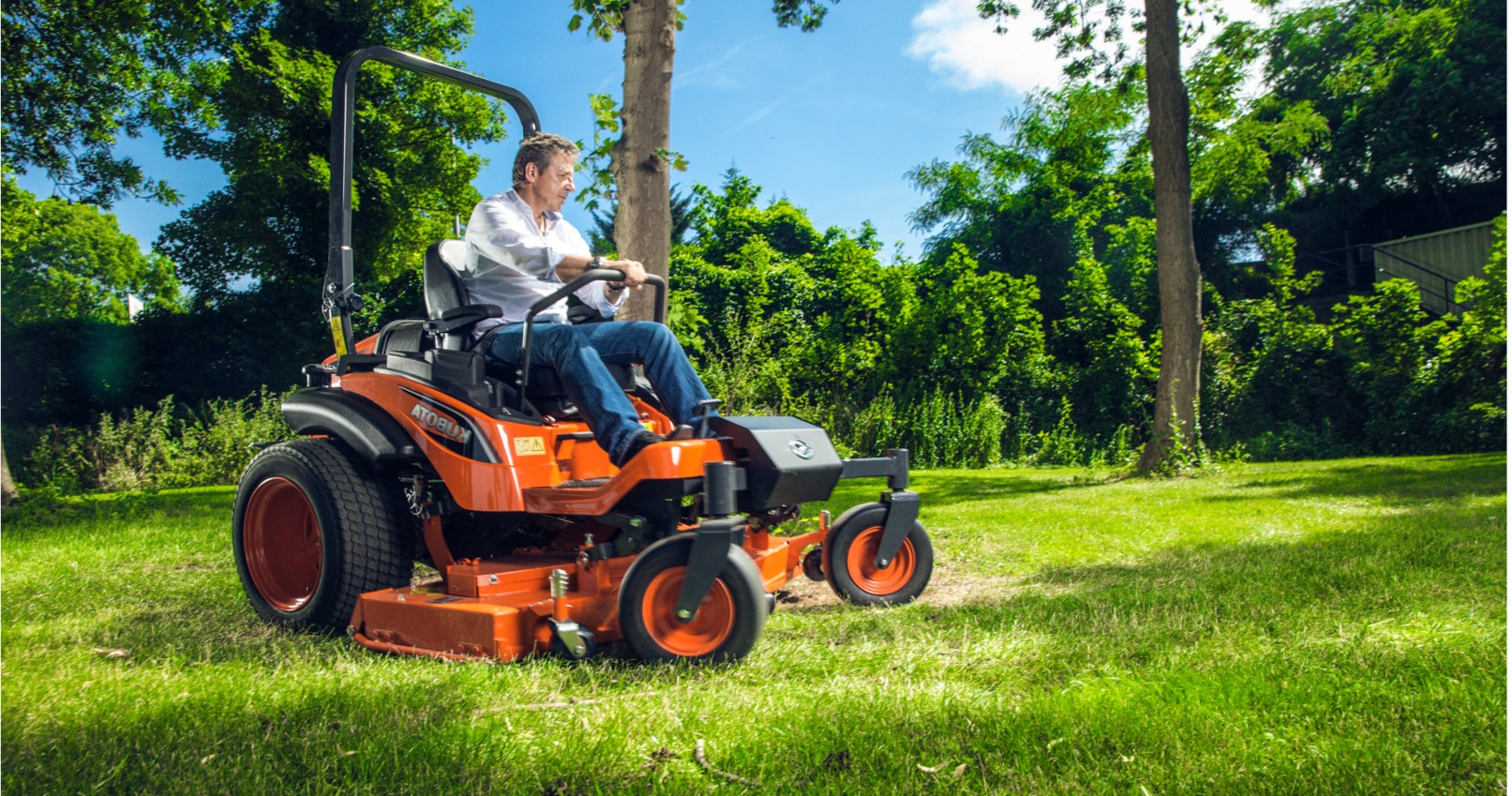 Kubota ZD – profesjonalna kosiarka zero-turn z silnikiem diesla podczas koszenia trawnika