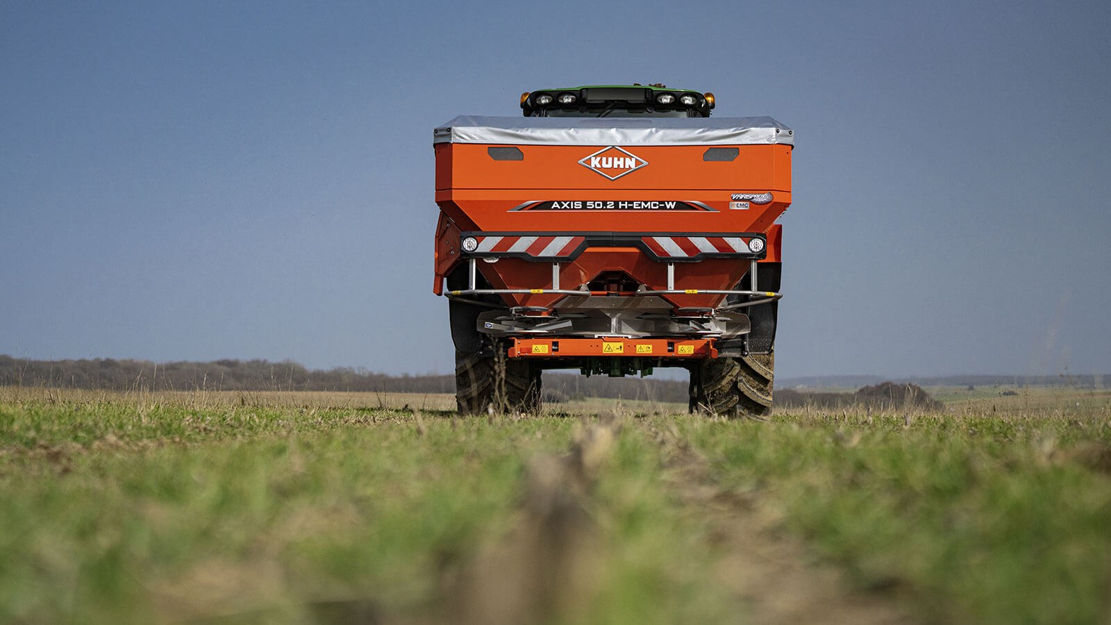 Tarcze wysiewające Rozsiewacz KUHN AXIS 50.2 H-EMC-W, widok z tyłu na tarcze wysiewające