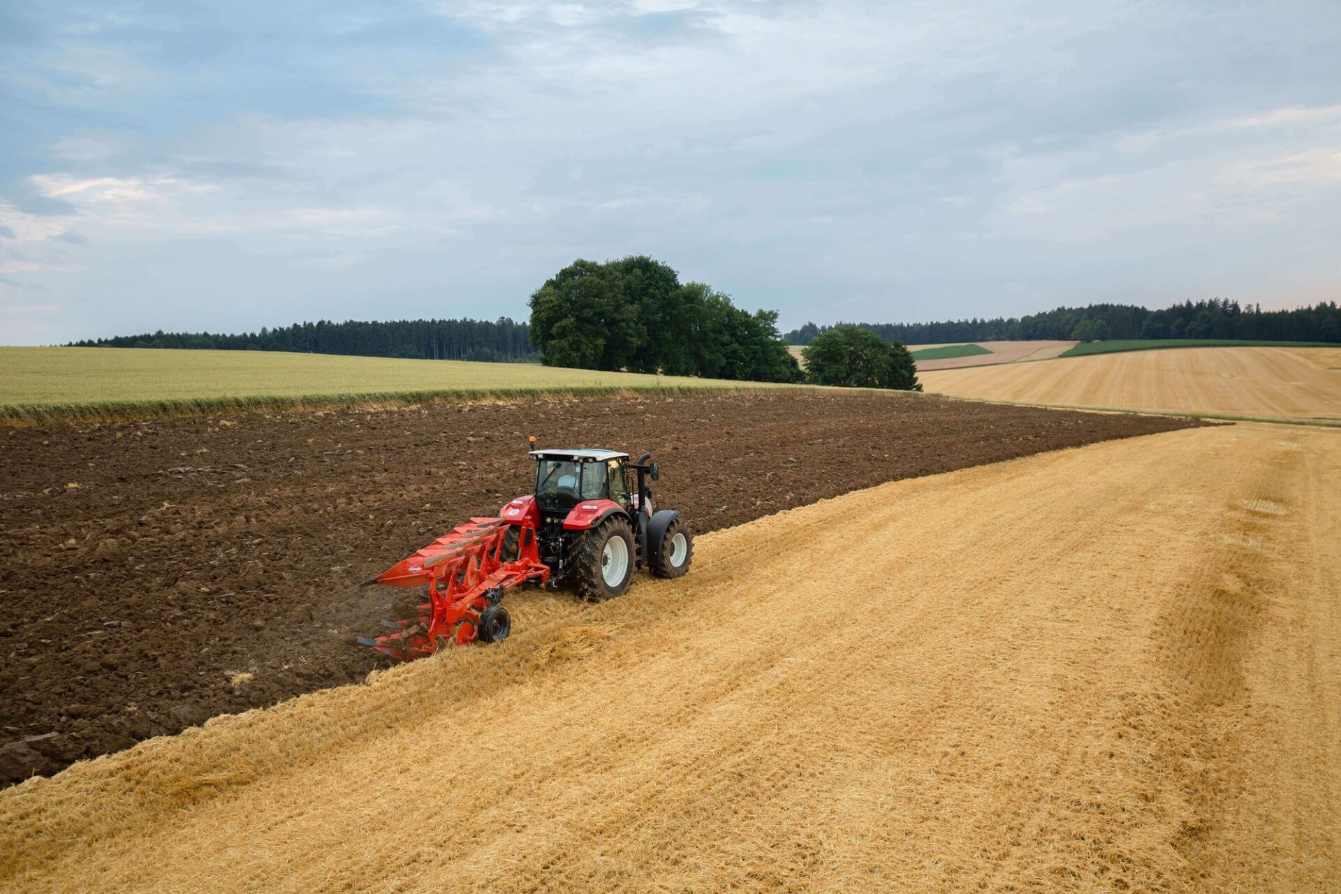 Orka ścierniska Pług KUHN MASTER 113 podczas orki ścierniska, widok z daleka