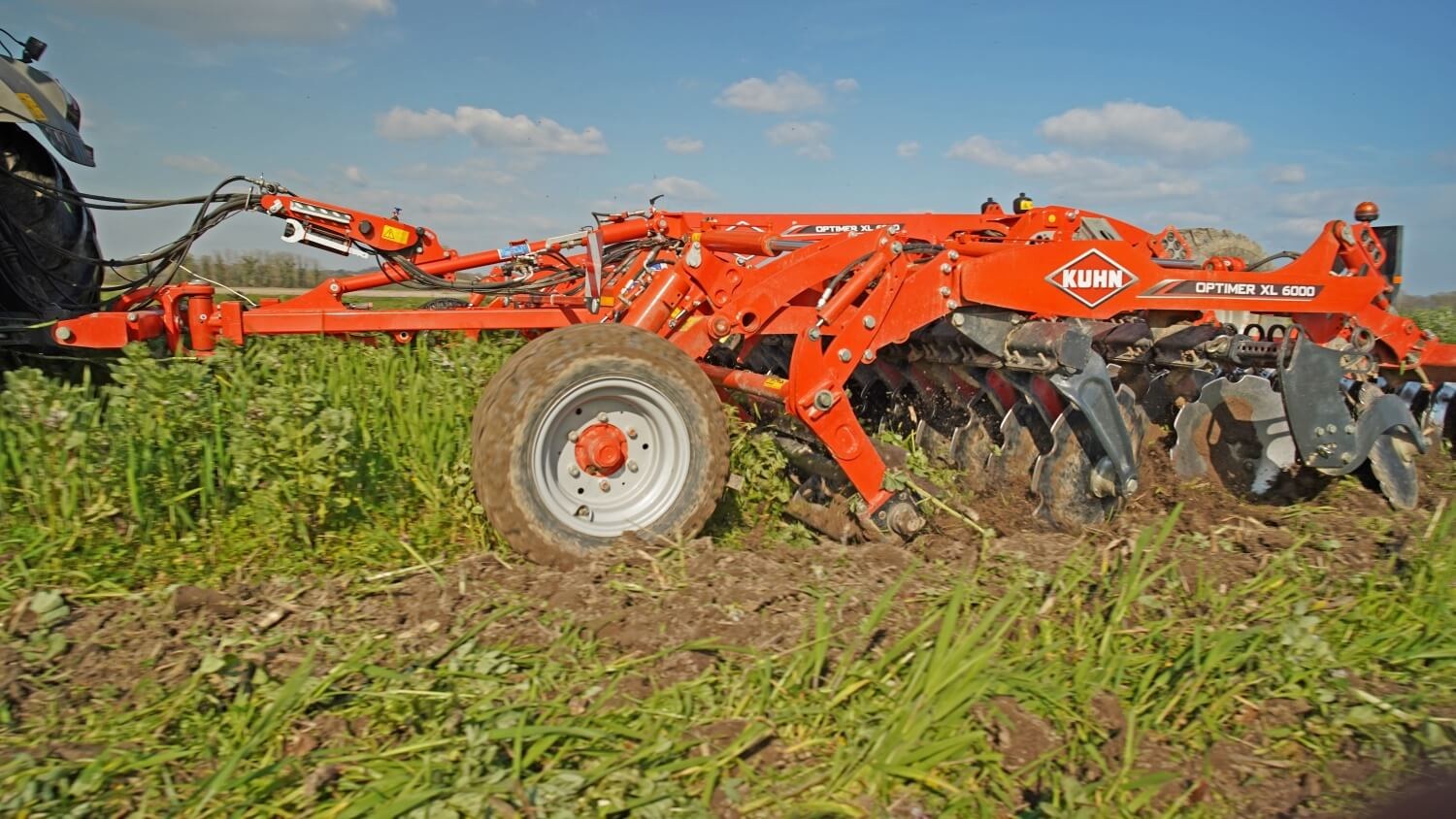Zaczepiana brona talerzowa KUHN OPTIMER XL 6000 z wałem rozdrabniającym podczas pracy w międzyplonie