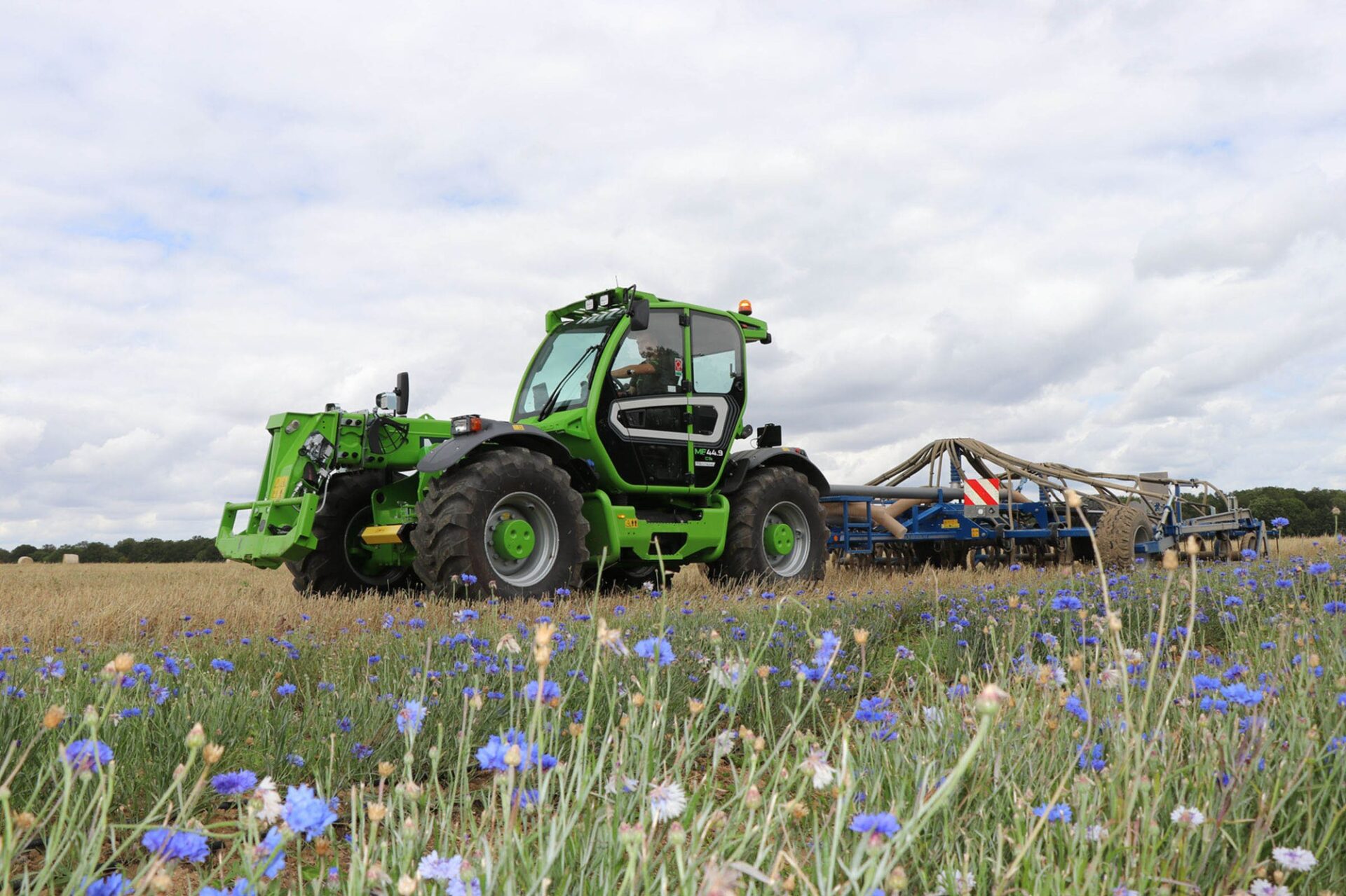 Merlo Multifarmer MF44.9 – ciągnik teleskopowy z narzędziem zawieszonym na tylnym TUZ w polu