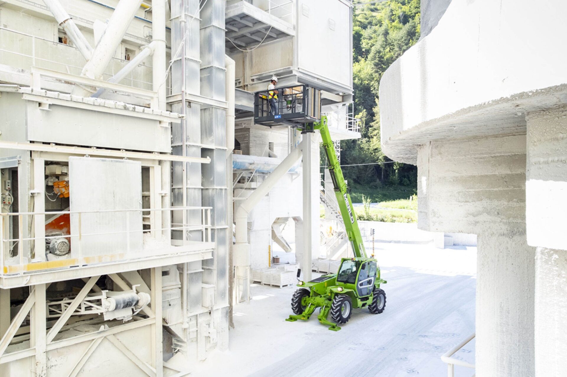Merlo P40.17 z koszem Merlo Panoramic P40.17 z koszem roboczym przy elewacji zakładu