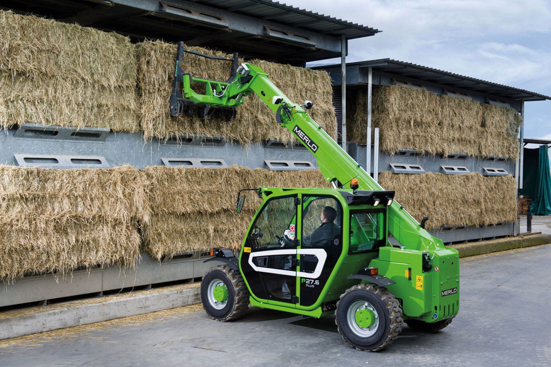 Kompaktowe ładowarki teleskopowe Merlo – Turbofarmer TF27.6 podczas układania bel słomy