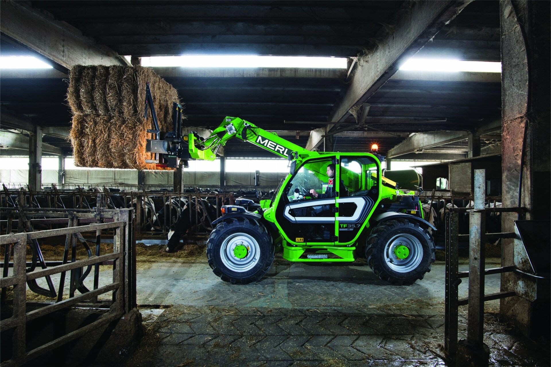 Merlo Turbofarmer TF35.7 – ładowarka teleskopowa podczas układania bel słomy w stodole