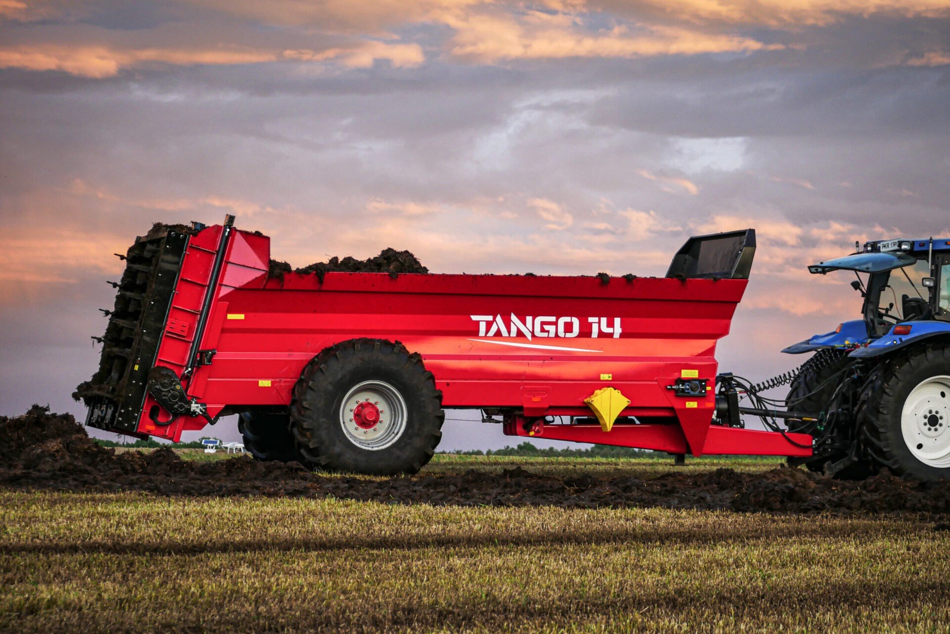 Rozrzutnik obornika METALTECH TANGO 14 z ciągnikiem na polu