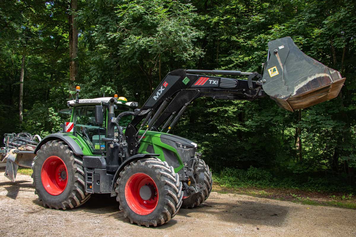 Ładowacz czołowy MX TX430 z łyżką na ciągniku Fendt 936