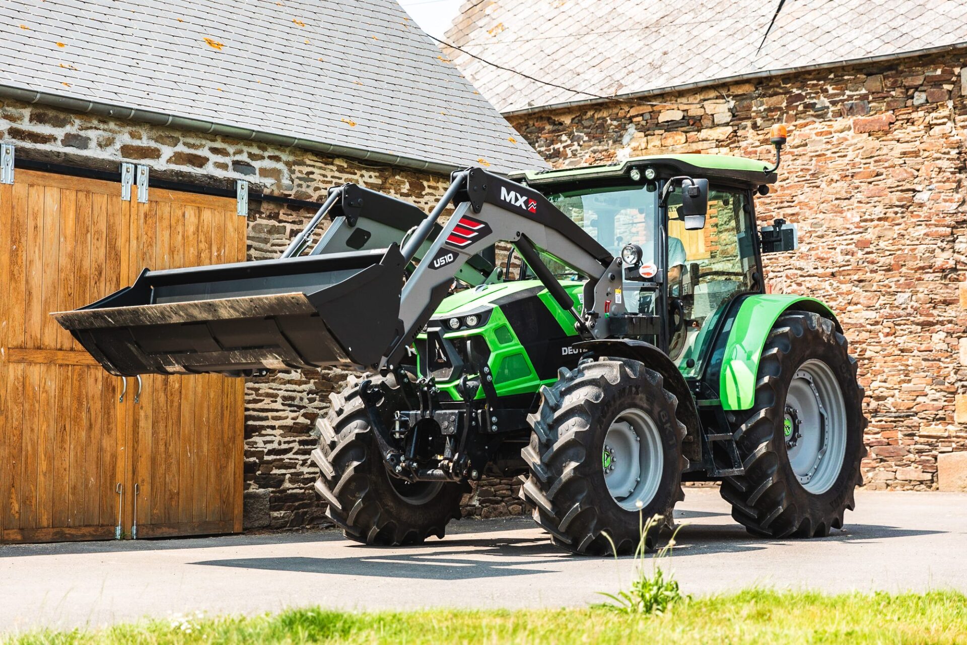 Ładowacz czołowy MX U510 z łyżką na ciągniku Deutz-Fahr