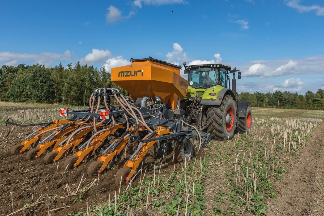 MZURI Pro-Til 4T w pracy MZURI Pro-Til 4T – agregat strip-till podczas siewu w ściernisko