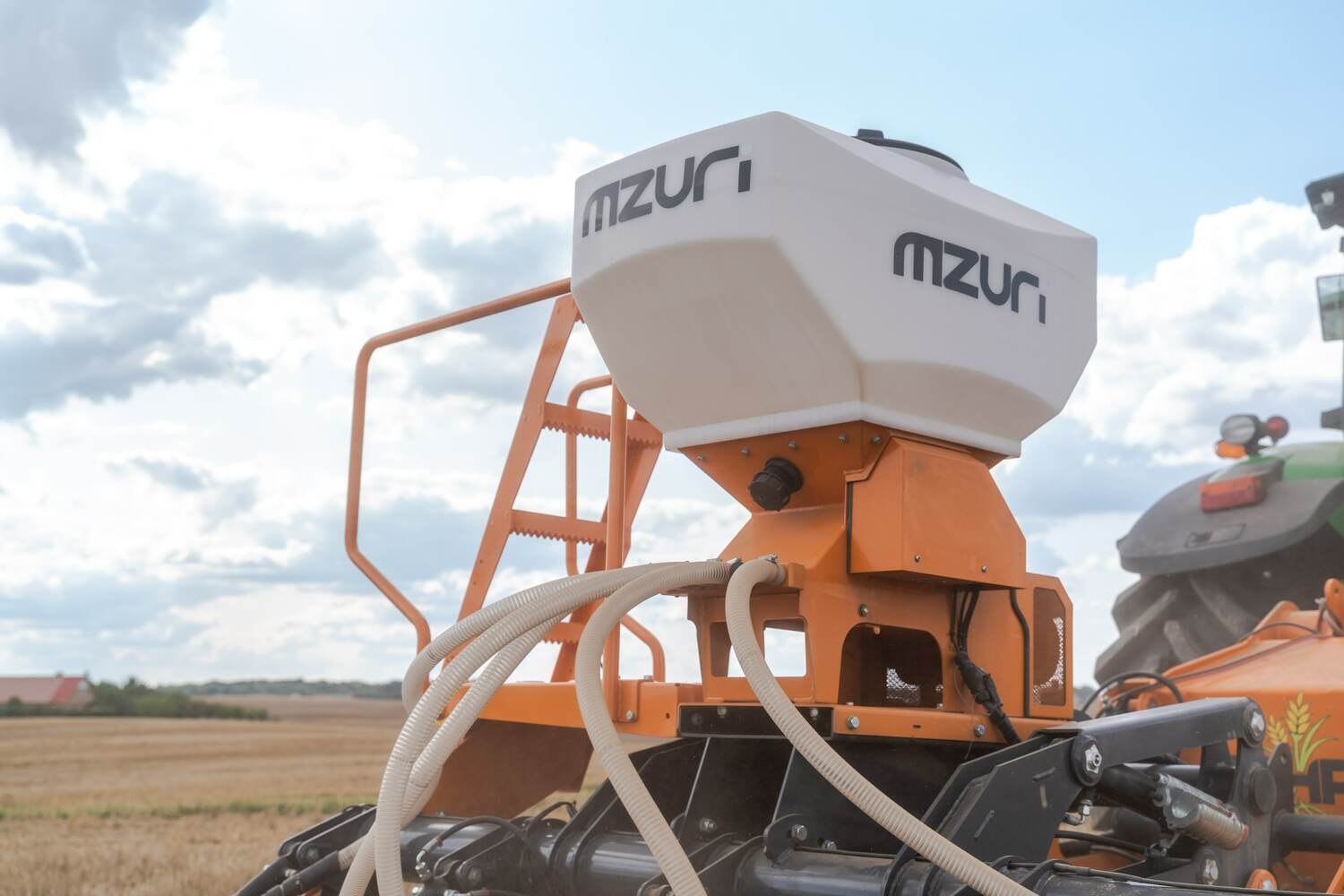 MZURI Pro-Til – dodatkowy aplikator Dodatkowy aplikator nawozu i nasion na agregacie MZURI Pro-Til