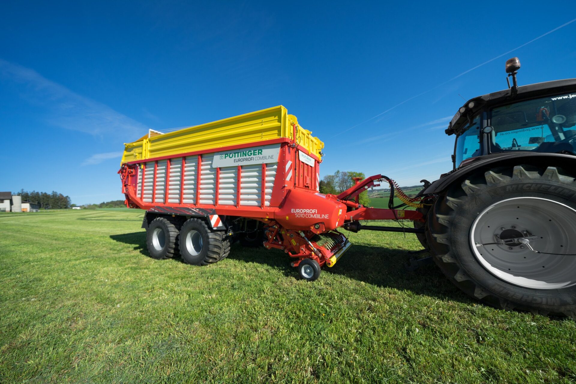 EUROPROFI 5010 D COMBILINE Pöttinger EUROPROFI 5010 D COMBILINE z podbieraczem i kołami kopiującymi, widok z boku