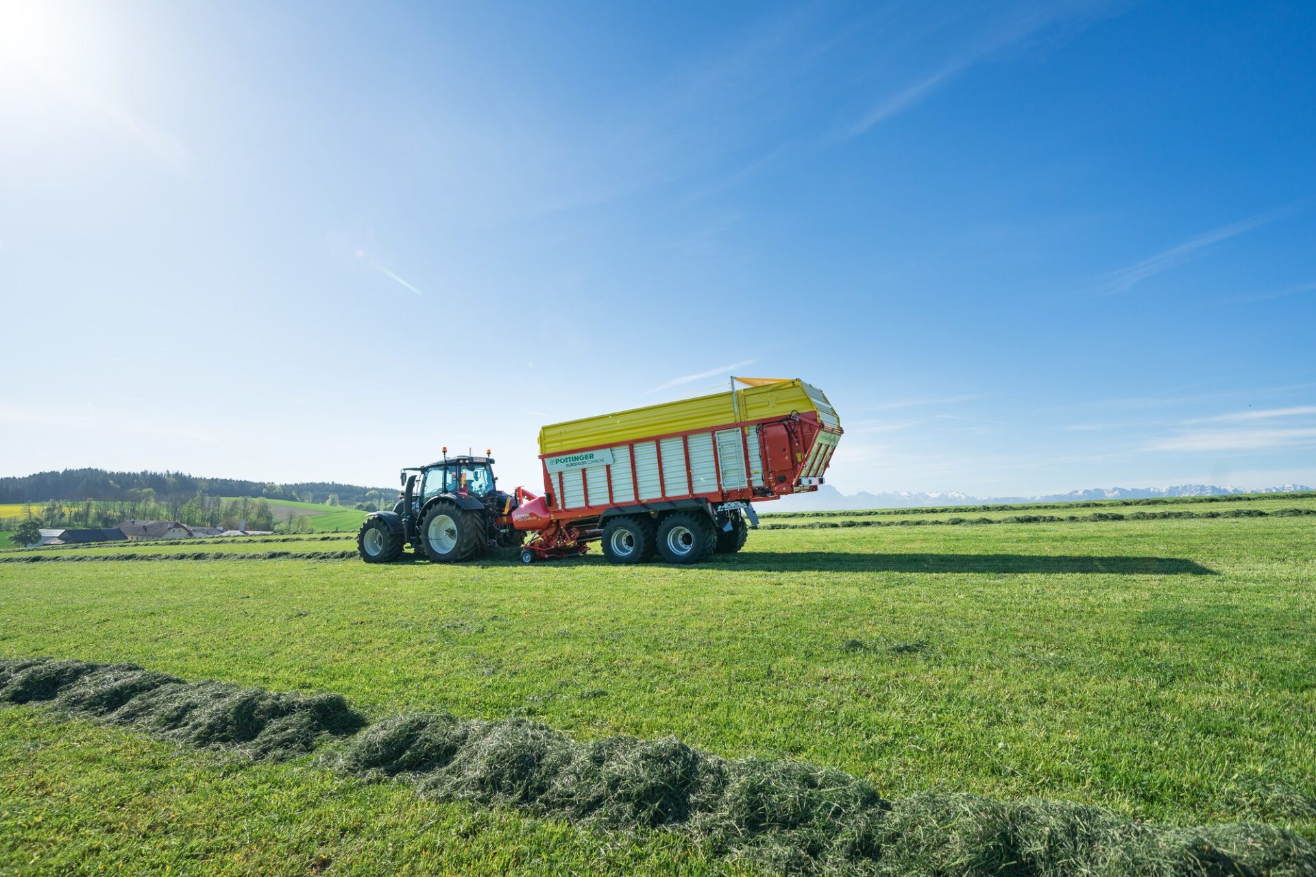 EUROPROFI 5010 D COMBILINE w pracy Pöttinger EUROPROFI 5010 D COMBILINE podczas zbioru trawy z pokosu
