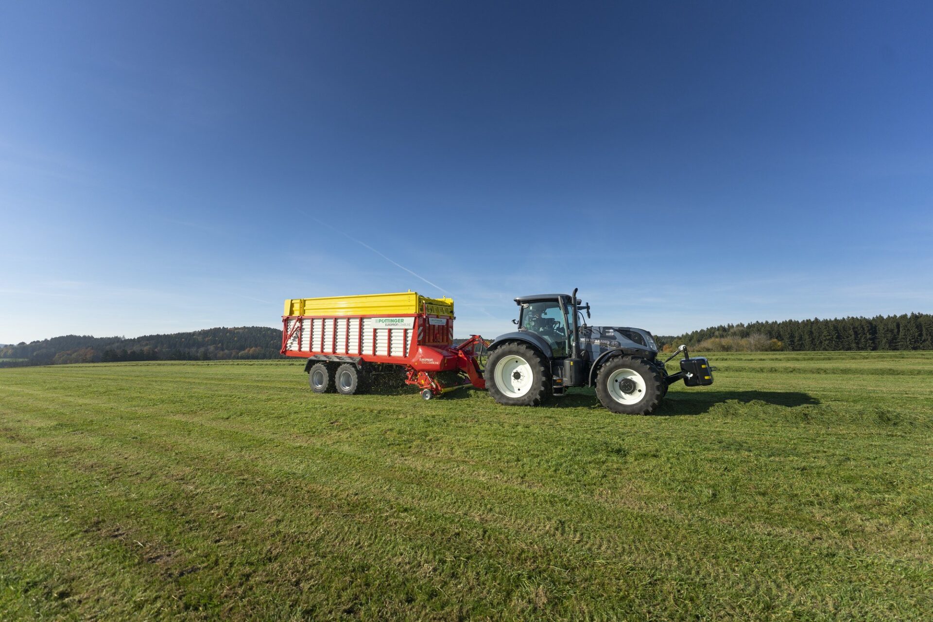 EUROPROFI 5010 L COMBILINE Pöttinger EUROPROFI 5010 L COMBILINE bez wałków dozujących, z ciągnikiem na łące
